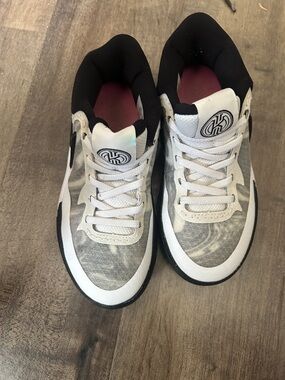 Nike Kids White, Gray and Black Low-Top Sneakers